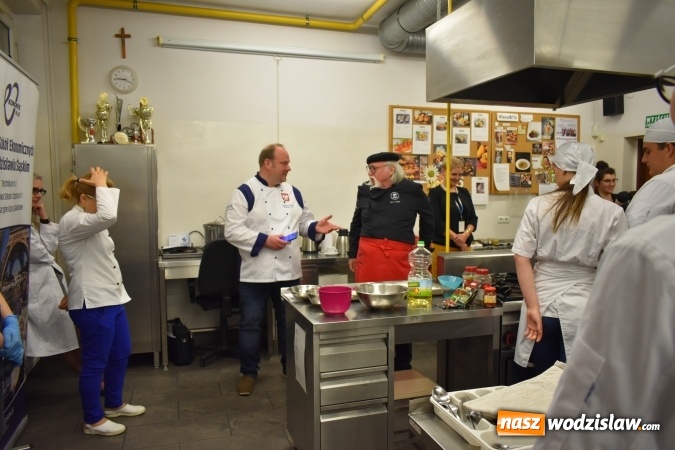 Zdjęcie w galerii na portalu naszwodzislaw.com: Wirtuoz sztuki kulinarnej Kurt Scheller uczył młodzież wodzisławskiego Ekonomika [FOTO] wiadomości z regionu