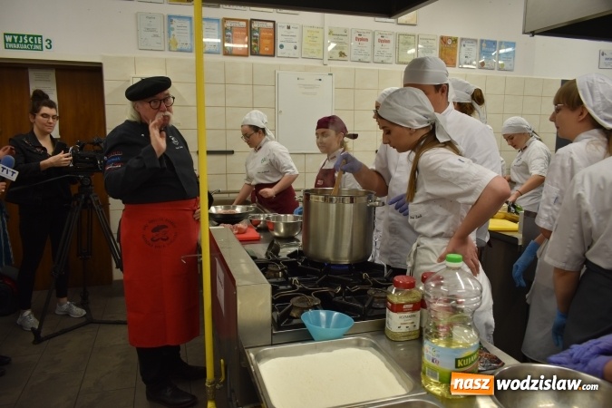 Zdjęcie w galerii na portalu naszwodzislaw.com: Wirtuoz sztuki kulinarnej Kurt Scheller uczył młodzież wodzisławskiego Ekonomika [FOTO] wiadomości z regionu