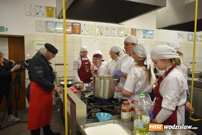Zdjęcie w galerii na portalu naszwodzislaw.com: Wirtuoz sztuki kulinarnej Kurt Scheller uczył młodzież wodzisławskiego Ekonomika [FOTO] wiadomości z regionu