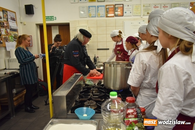 Zdjęcie w galerii na portalu naszwodzislaw.com: Wirtuoz sztuki kulinarnej Kurt Scheller uczył młodzież wodzisławskiego Ekonomika [FOTO] wiadomości z regionu