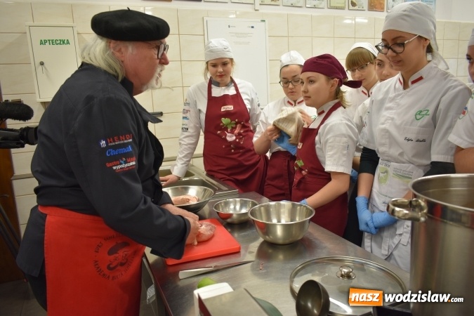 Zdjęcie w galerii na portalu naszwodzislaw.com: Wirtuoz sztuki kulinarnej Kurt Scheller uczył młodzież wodzisławskiego Ekonomika [FOTO] wiadomości z regionu
