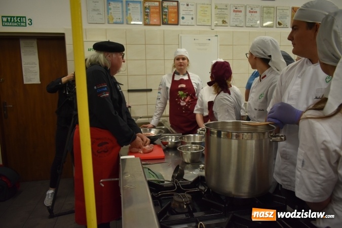 Zdjęcie w galerii na portalu naszwodzislaw.com: Wirtuoz sztuki kulinarnej Kurt Scheller uczył młodzież wodzisławskiego Ekonomika [FOTO] wiadomości z regionu
