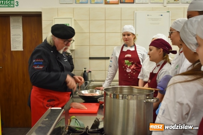 Zdjęcie w galerii na portalu naszwodzislaw.com: Wirtuoz sztuki kulinarnej Kurt Scheller uczył młodzież wodzisławskiego Ekonomika [FOTO] wiadomości z regionu