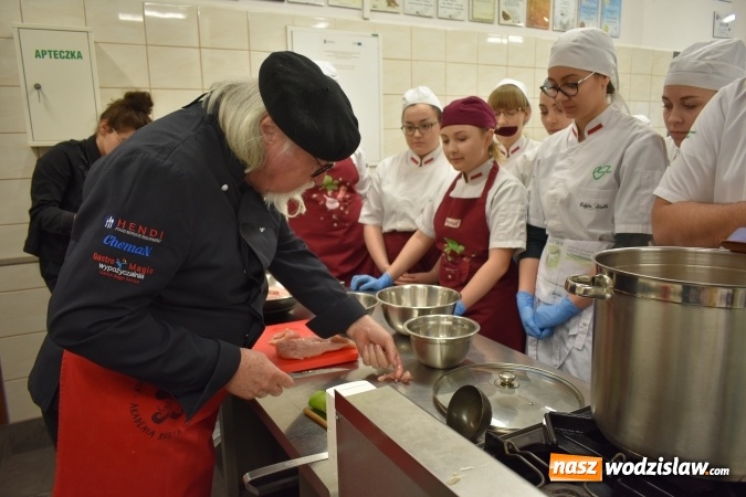 Zdjęcie w galerii na portalu naszwodzislaw.com: Wirtuoz sztuki kulinarnej Kurt Scheller uczył młodzież wodzisławskiego Ekonomika [FOTO] wiadomości z regionu