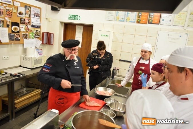 Zdjęcie w galerii na portalu naszwodzislaw.com: Wirtuoz sztuki kulinarnej Kurt Scheller uczył młodzież wodzisławskiego Ekonomika [FOTO] wiadomości z regionu