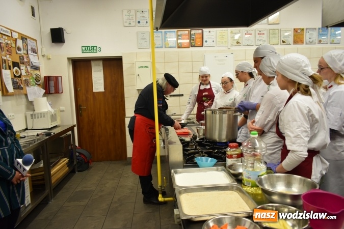 Zdjęcie w galerii na portalu naszwodzislaw.com: Wirtuoz sztuki kulinarnej Kurt Scheller uczył młodzież wodzisławskiego Ekonomika [FOTO] wiadomości z regionu