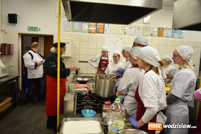 Zdjęcie w galerii na portalu naszwodzislaw.com: Wirtuoz sztuki kulinarnej Kurt Scheller uczył młodzież wodzisławskiego Ekonomika [FOTO] wiadomości z regionu