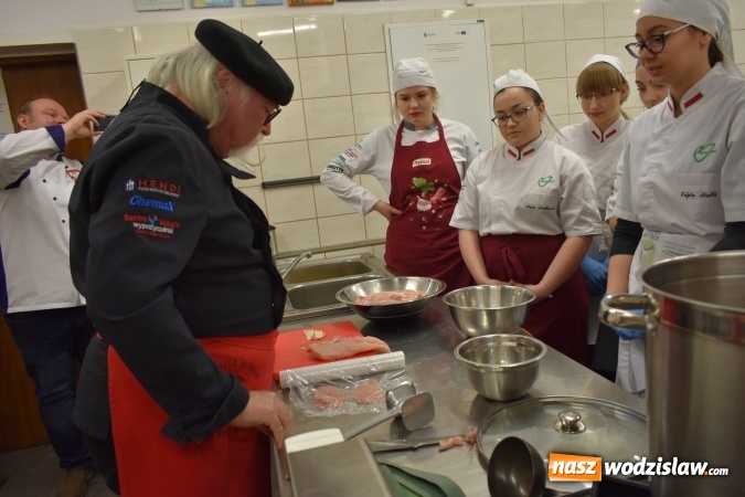 Zdjęcie w galerii na portalu naszwodzislaw.com: Wirtuoz sztuki kulinarnej Kurt Scheller uczył młodzież wodzisławskiego Ekonomika [FOTO] wiadomości z regionu