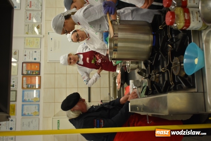 Zdjęcie w galerii na portalu naszwodzislaw.com: Wirtuoz sztuki kulinarnej Kurt Scheller uczył młodzież wodzisławskiego Ekonomika [FOTO] wiadomości z regionu