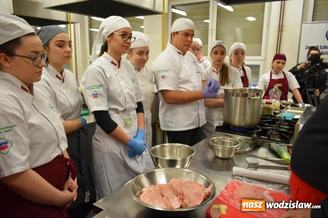 Zdjęcie w galerii na portalu naszwodzislaw.com: Wirtuoz sztuki kulinarnej Kurt Scheller uczył młodzież wodzisławskiego Ekonomika [FOTO] wiadomości z regionu
