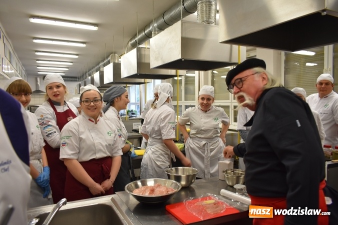 Zdjęcie w galerii na portalu naszwodzislaw.com: Wirtuoz sztuki kulinarnej Kurt Scheller uczył młodzież wodzisławskiego Ekonomika [FOTO] wiadomości z regionu