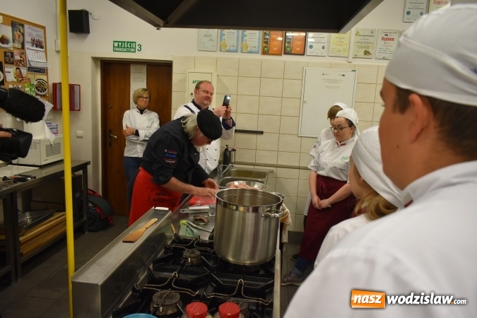 Zdjęcie w galerii na portalu naszwodzislaw.com: Wirtuoz sztuki kulinarnej Kurt Scheller uczył młodzież wodzisławskiego Ekonomika [FOTO] wiadomości z regionu