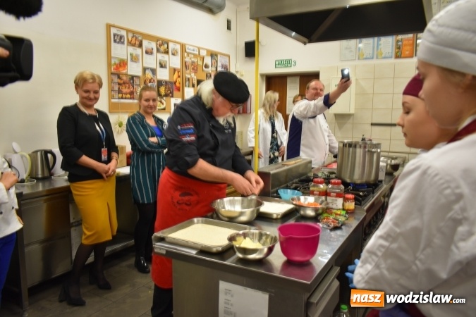 Zdjęcie w galerii na portalu naszwodzislaw.com: Wirtuoz sztuki kulinarnej Kurt Scheller uczył młodzież wodzisławskiego Ekonomika [FOTO] wiadomości z regionu