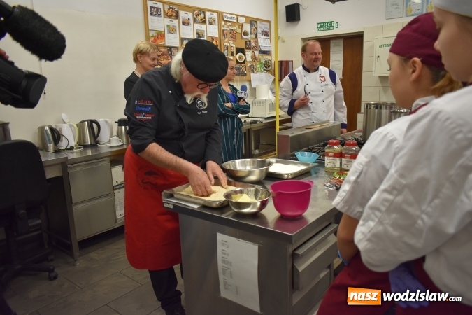 Zdjęcie w galerii na portalu naszwodzislaw.com: Wirtuoz sztuki kulinarnej Kurt Scheller uczył młodzież wodzisławskiego Ekonomika [FOTO] wiadomości z regionu