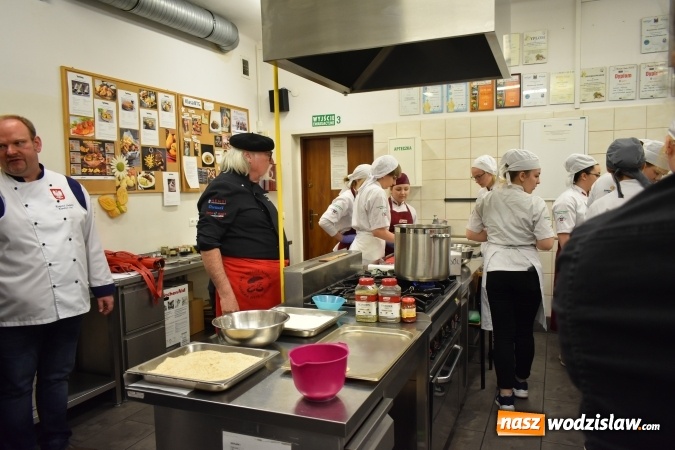 Zdjęcie w galerii na portalu naszwodzislaw.com: Wirtuoz sztuki kulinarnej Kurt Scheller uczył młodzież wodzisławskiego Ekonomika [FOTO] wiadomości z regionu