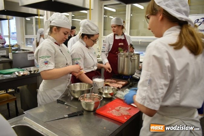 Zdjęcie w galerii na portalu naszwodzislaw.com: Wirtuoz sztuki kulinarnej Kurt Scheller uczył młodzież wodzisławskiego Ekonomika [FOTO] wiadomości z regionu