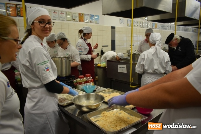 Zdjęcie w galerii na portalu naszwodzislaw.com: Wirtuoz sztuki kulinarnej Kurt Scheller uczył młodzież wodzisławskiego Ekonomika [FOTO] wiadomości z regionu