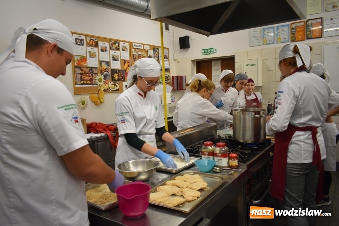 Zdjęcie w galerii na portalu naszwodzislaw.com: Wirtuoz sztuki kulinarnej Kurt Scheller uczył młodzież wodzisławskiego Ekonomika [FOTO] wiadomości z regionu
