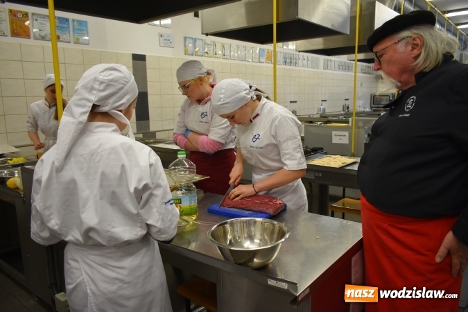 Zdjęcie w galerii na portalu naszwodzislaw.com: Wirtuoz sztuki kulinarnej Kurt Scheller uczył młodzież wodzisławskiego Ekonomika [FOTO] wiadomości z regionu
