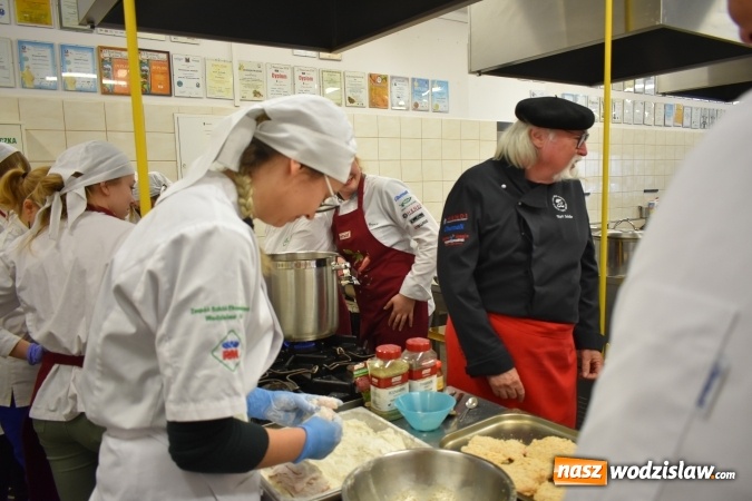 Zdjęcie w galerii na portalu naszwodzislaw.com: Wirtuoz sztuki kulinarnej Kurt Scheller uczył młodzież wodzisławskiego Ekonomika [FOTO] wiadomości z regionu