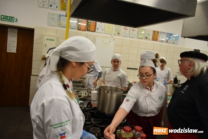 Zdjęcie w galerii na portalu naszwodzislaw.com: Wirtuoz sztuki kulinarnej Kurt Scheller uczył młodzież wodzisławskiego Ekonomika [FOTO] wiadomości z regionu