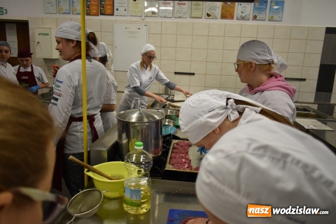 Zdjęcie w galerii na portalu naszwodzislaw.com: Wirtuoz sztuki kulinarnej Kurt Scheller uczył młodzież wodzisławskiego Ekonomika [FOTO] wiadomości z regionu