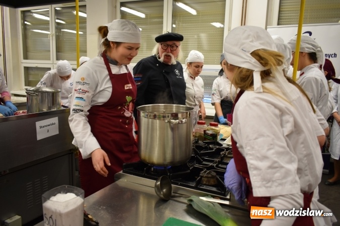 Zdjęcie w galerii na portalu naszwodzislaw.com: Wirtuoz sztuki kulinarnej Kurt Scheller uczył młodzież wodzisławskiego Ekonomika [FOTO] wiadomości z regionu