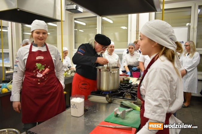 Zdjęcie w galerii na portalu naszwodzislaw.com: Wirtuoz sztuki kulinarnej Kurt Scheller uczył młodzież wodzisławskiego Ekonomika [FOTO] wiadomości z regionu