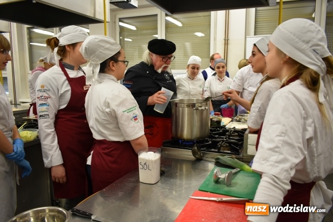 Zdjęcie w galerii na portalu naszwodzislaw.com: Wirtuoz sztuki kulinarnej Kurt Scheller uczył młodzież wodzisławskiego Ekonomika [FOTO] wiadomości z regionu