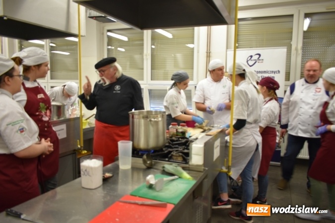 Zdjęcie w galerii na portalu naszwodzislaw.com: Wirtuoz sztuki kulinarnej Kurt Scheller uczył młodzież wodzisławskiego Ekonomika [FOTO] wiadomości z regionu
