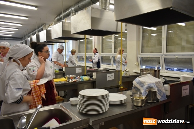 Zdjęcie w galerii na portalu naszwodzislaw.com: Wirtuoz sztuki kulinarnej Kurt Scheller uczył młodzież wodzisławskiego Ekonomika [FOTO] wiadomości z regionu