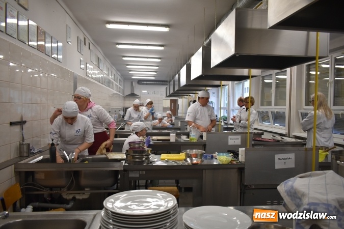 Zdjęcie w galerii na portalu naszwodzislaw.com: Wirtuoz sztuki kulinarnej Kurt Scheller uczył młodzież wodzisławskiego Ekonomika [FOTO] wiadomości z regionu