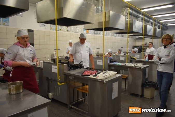Zdjęcie w galerii na portalu naszwodzislaw.com: Wirtuoz sztuki kulinarnej Kurt Scheller uczył młodzież wodzisławskiego Ekonomika [FOTO] wiadomości z regionu