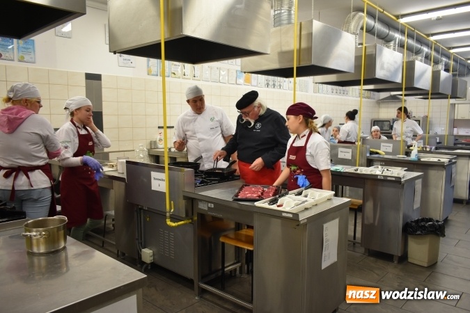 Zdjęcie w galerii na portalu naszwodzislaw.com: Wirtuoz sztuki kulinarnej Kurt Scheller uczył młodzież wodzisławskiego Ekonomika [FOTO] wiadomości z regionu