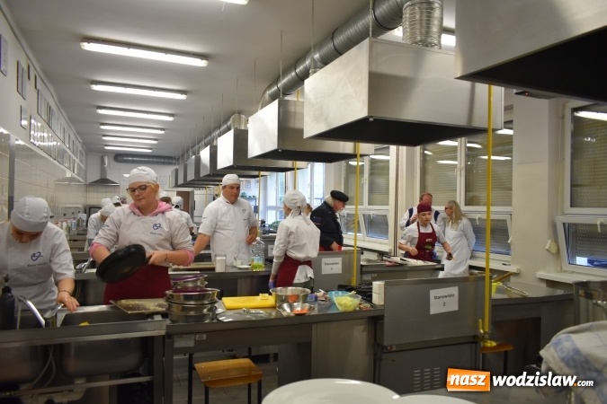 Zdjęcie w galerii na portalu naszwodzislaw.com: Wirtuoz sztuki kulinarnej Kurt Scheller uczył młodzież wodzisławskiego Ekonomika [FOTO] wiadomości z regionu