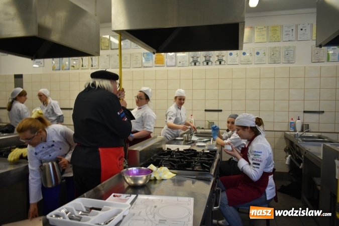 Zdjęcie w galerii na portalu naszwodzislaw.com: Wirtuoz sztuki kulinarnej Kurt Scheller uczył młodzież wodzisławskiego Ekonomika [FOTO] wiadomości z regionu