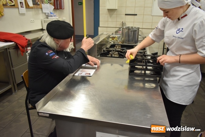 Zdjęcie w galerii na portalu naszwodzislaw.com: Wirtuoz sztuki kulinarnej Kurt Scheller uczył młodzież wodzisławskiego Ekonomika [FOTO] wiadomości z regionu