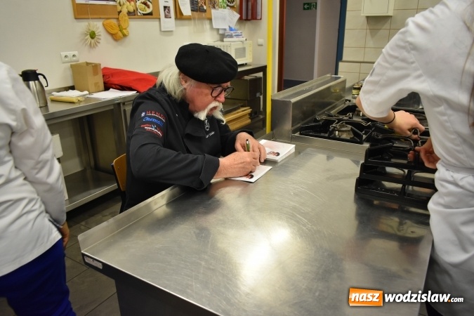 Zdjęcie w galerii na portalu naszwodzislaw.com: Wirtuoz sztuki kulinarnej Kurt Scheller uczył młodzież wodzisławskiego Ekonomika [FOTO] wiadomości z regionu