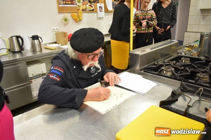 Zdjęcie w galerii na portalu naszwodzislaw.com: Wirtuoz sztuki kulinarnej Kurt Scheller uczył młodzież wodzisławskiego Ekonomika [FOTO] wiadomości z regionu