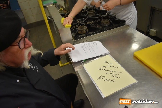Zdjęcie w galerii na portalu naszwodzislaw.com: Wirtuoz sztuki kulinarnej Kurt Scheller uczył młodzież wodzisławskiego Ekonomika [FOTO] wiadomości z regionu