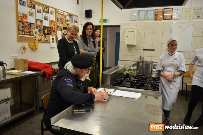 Zdjęcie w galerii na portalu naszwodzislaw.com: Wirtuoz sztuki kulinarnej Kurt Scheller uczył młodzież wodzisławskiego Ekonomika [FOTO] wiadomości z regionu
