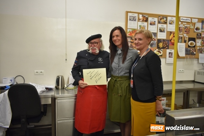 Zdjęcie w galerii na portalu naszwodzislaw.com: Wirtuoz sztuki kulinarnej Kurt Scheller uczył młodzież wodzisławskiego Ekonomika [FOTO] wiadomości z regionu