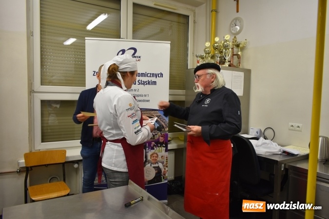 Zdjęcie w galerii na portalu naszwodzislaw.com: Wirtuoz sztuki kulinarnej Kurt Scheller uczył młodzież wodzisławskiego Ekonomika [FOTO] wiadomości z regionu