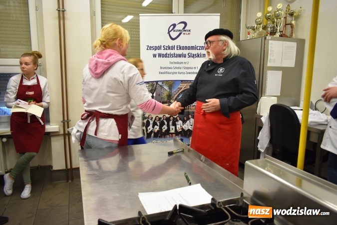 Zdjęcie w galerii na portalu naszwodzislaw.com: Wirtuoz sztuki kulinarnej Kurt Scheller uczył młodzież wodzisławskiego Ekonomika [FOTO] wiadomości z regionu