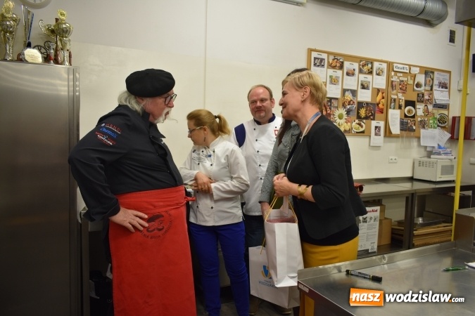 Zdjęcie w galerii na portalu naszwodzislaw.com: Wirtuoz sztuki kulinarnej Kurt Scheller uczył młodzież wodzisławskiego Ekonomika [FOTO] wiadomości z regionu