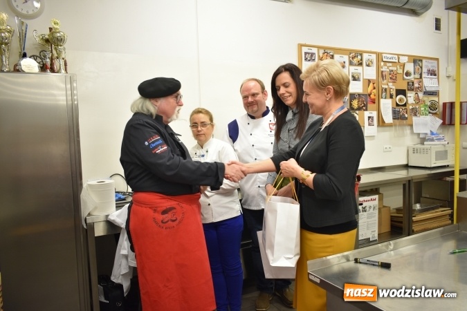 Zdjęcie w galerii na portalu naszwodzislaw.com: Wirtuoz sztuki kulinarnej Kurt Scheller uczył młodzież wodzisławskiego Ekonomika [FOTO] wiadomości z regionu