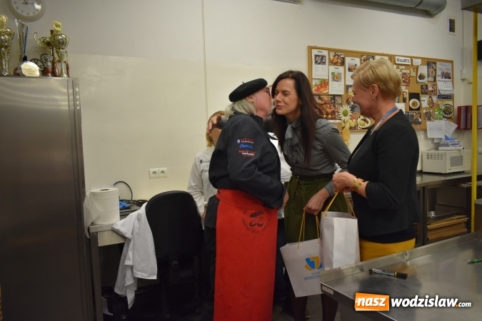 Zdjęcie w galerii na portalu naszwodzislaw.com: Wirtuoz sztuki kulinarnej Kurt Scheller uczył młodzież wodzisławskiego Ekonomika [FOTO] wiadomości z regionu