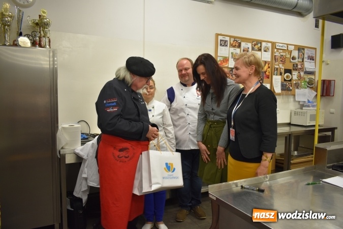 Zdjęcie w galerii na portalu naszwodzislaw.com: Wirtuoz sztuki kulinarnej Kurt Scheller uczył młodzież wodzisławskiego Ekonomika [FOTO] wiadomości z regionu