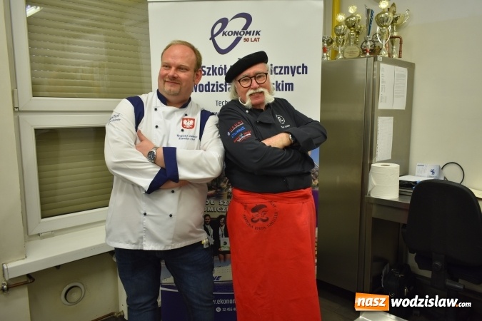 Zdjęcie w galerii na portalu naszwodzislaw.com: Wirtuoz sztuki kulinarnej Kurt Scheller uczył młodzież wodzisławskiego Ekonomika [FOTO] wiadomości z regionu