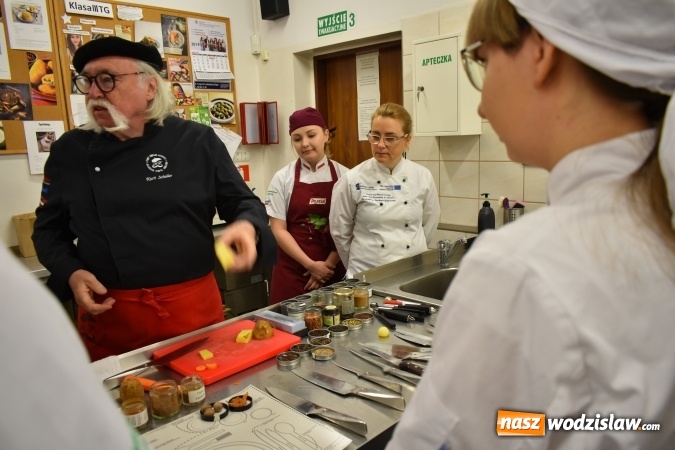 Zdjęcie w galerii na portalu naszwodzislaw.com: Wirtuoz sztuki kulinarnej Kurt Scheller uczył młodzież wodzisławskiego Ekonomika [FOTO] wiadomości z regionu